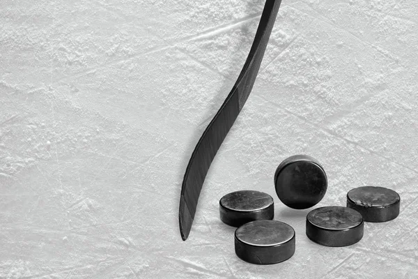 Krążki Lodzie Kij Hokejowy Czarne Ice Hockey Field Hokej Koncepcja — Zdjęcie stockowe