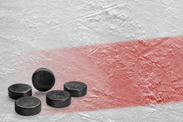 Pucks Vertimiento Rojo Fondo Arena Hockey Concepto Hockey — Foto de Stock