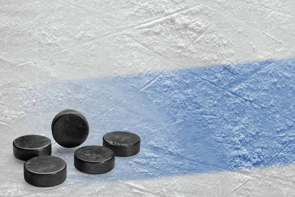 Pucks Cobertizo Azul Fondo Arena Hockey Concepto Hockey — Foto de Stock