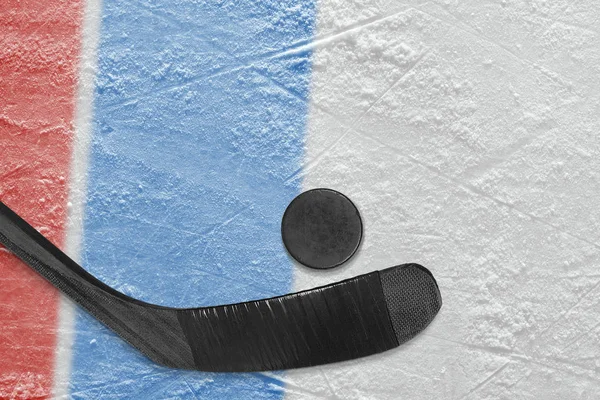 Stock Puck Blaue Und Rote Linien Auf Der Eishockey Arena — Stockfoto