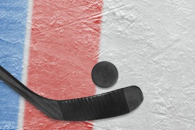 Buz hokeyi arenada sopa, puck, kırmızı ve mavi çizgiler. Kavram, hokey