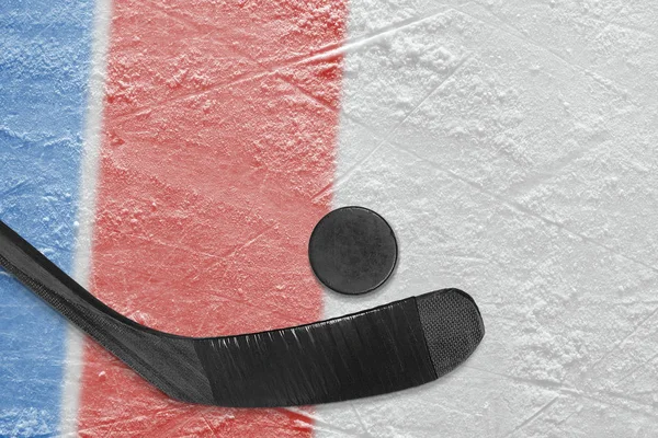 Stick Puck Röda Och Blå Linjerna Ishockeyarena Koncept Hockey — Stockfoto