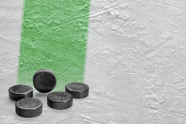 Puky Zelené Línání Hokejové Aréně Pozadí Koncepce Hokej — Stock fotografie