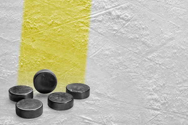 Puky Žlutá Čára Hokejové Aréně Pozadí Koncepce Hokej — Stock fotografie