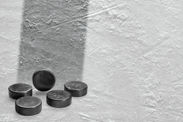 Pucks Línea Gris Fondo Arena Hockey Concepto Hockey Papel Pintado — Foto de Stock