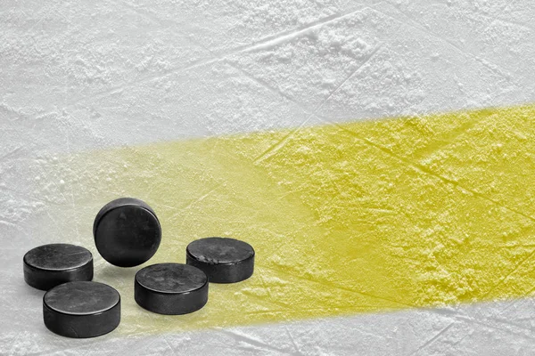 Pucks Línea Amarilla Fondo Arena Hockey Concepto Hockey — Foto de Stock