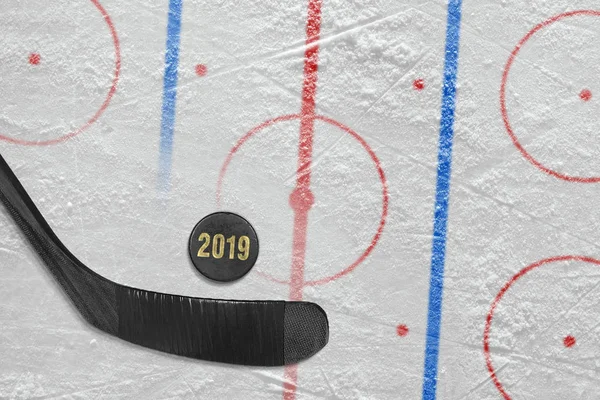 Hockeyklubba, puck och ett fragment av hockeyarena med markup — Stockfoto