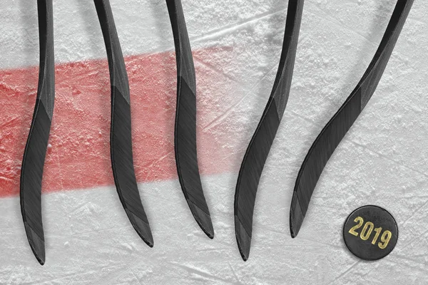 Puck, fünf Hockeyschläger und eine rote Linie — Stockfoto