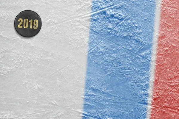 Fragment van de arena van het ijshockey, Puck, rode en blauwe lijnen — Stockfoto