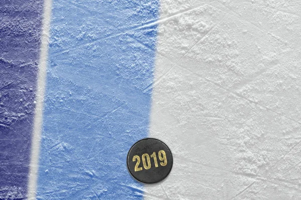 Fragment van de ijshockeyarena, Puck en Blue Lines — Stockfoto
