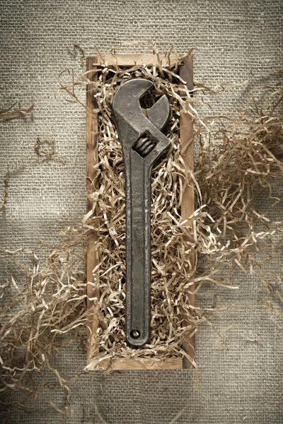 Regulowany klucz w drewnianym pudełku — Zdjęcie stockowe