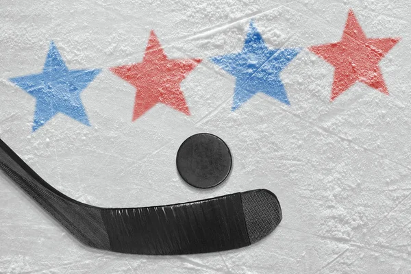 Хокейна паличка з шайбою і зображенням синіх і червоних зірок на — стокове фото