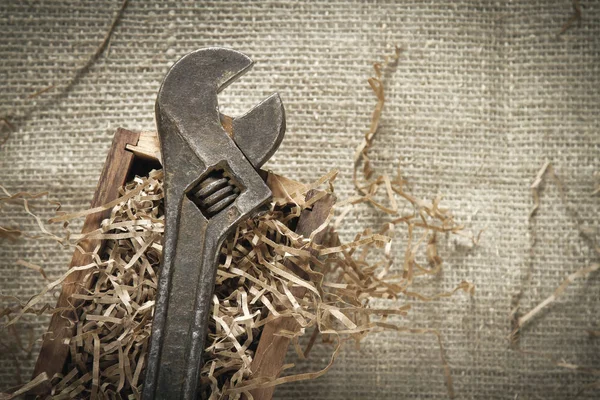 Verstelbare moersleutel in een houten kist — Stockfoto