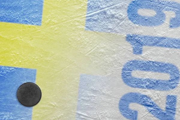 Puck i wizerunek szwedzkiej flagi na arenie hokeja na lodzie — Zdjęcie stockowe