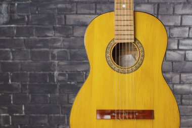 Siyah duvar arka planda gitar