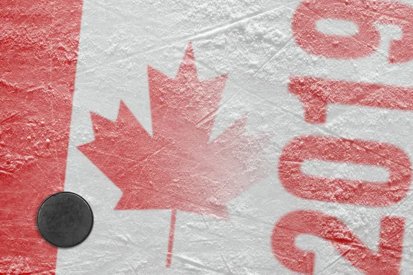 Disco da hockey sdraiato sul ghiaccio dell'arena con l'immagine del — Foto Stock