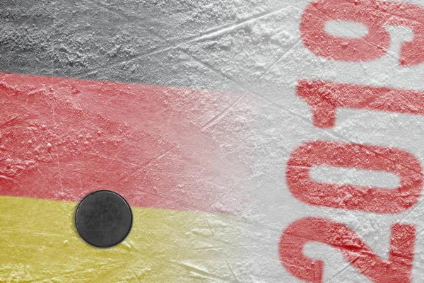 Hokey diski görüntü ile arenanın buz üzerinde yalan — Stok fotoğraf