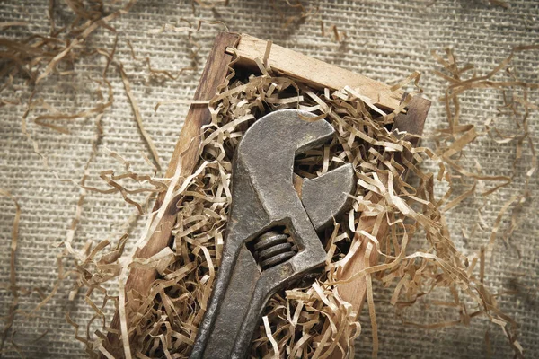 Regulowany klucz w drewnianym pudełku — Zdjęcie stockowe
