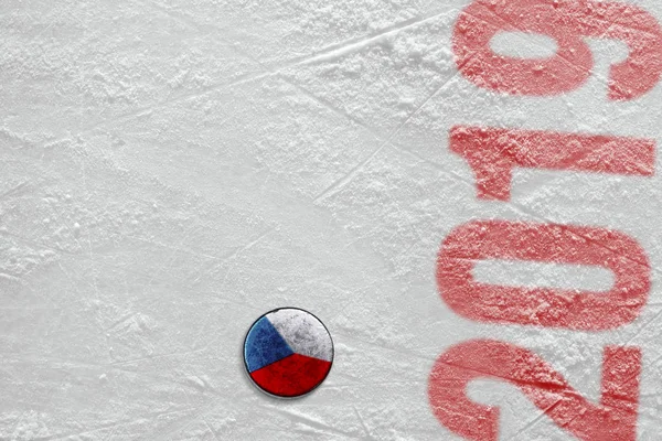 Hockeypuck mit dem Bild der tschechischen Fahne auf dem Eis liegend — Stockfoto