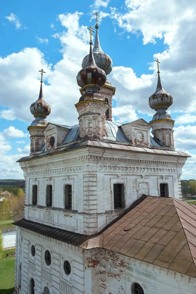 Antika vit sten ortodoxa kyrkan — Stockfoto