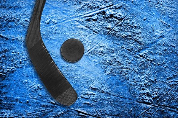 Bastone da hockey e disco su ghiaccio blu — Foto Stock