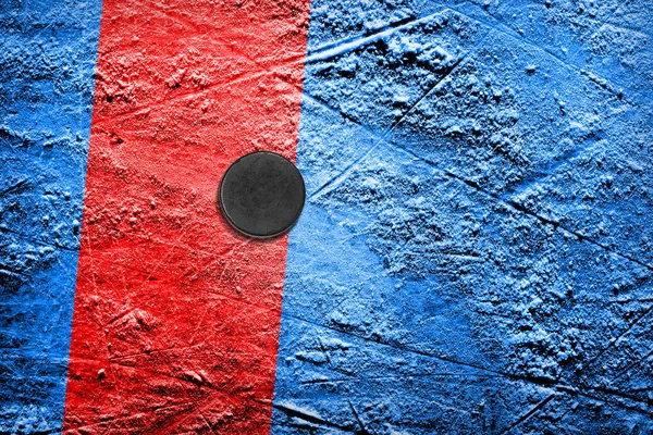 Rondelle de hockey sur glace bleue avec bande rouge — Photo
