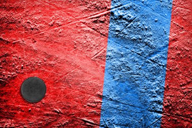 Mavi çizgi ile kırmızı buz üzerinde Hokey diski