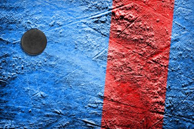 Kırmızı çizgi ile mavi buz üzerinde Hokey diski