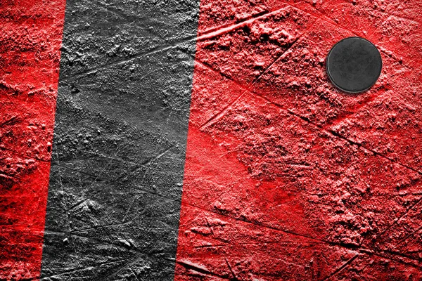 Pato de hockey y textura de hielo rojo con línea negra — Foto de Stock