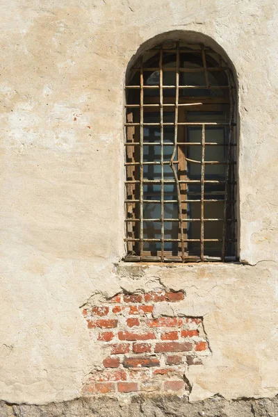 Fängelset fönster med barer — Stockfoto