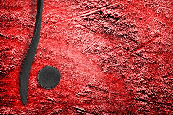 Hockey Stick en Puck op Red Ice — Stockfoto