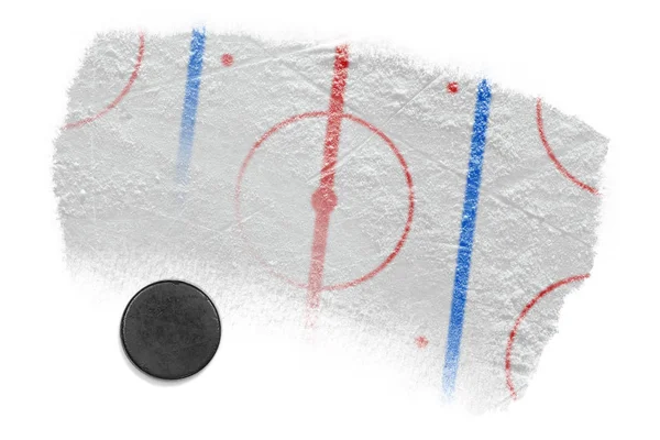 Puck de hockey y fragmento de la arena de hockey con marcas — Foto de Stock