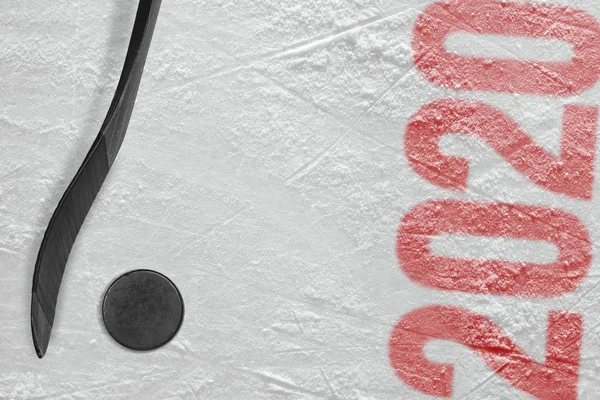 Hockey stick en puck op het ijs arena — Stockfoto