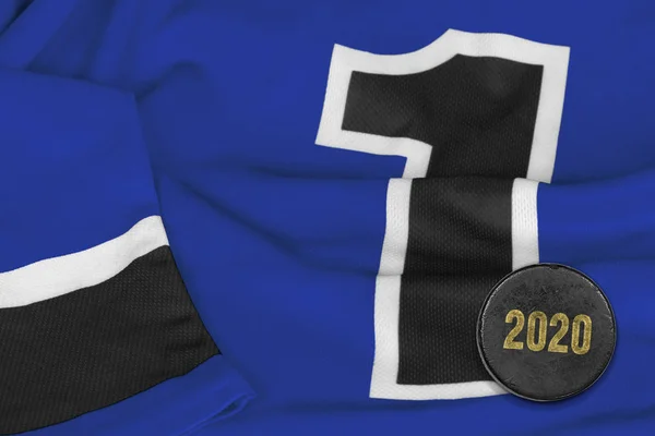 Fragment z modrého hokejového svetru s pukem — Stock fotografie