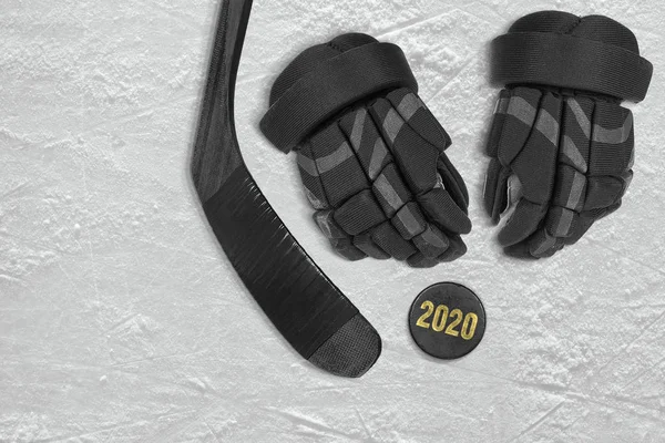 Accessoires de hockey couchés sur la patinoire — Photo