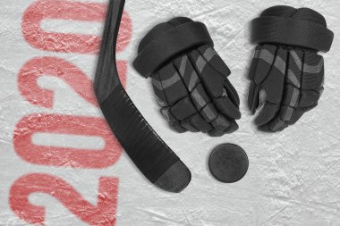 Buz arenada yatan hokey aksesuarları