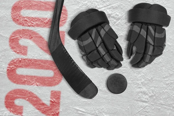 Buz arenada yatan hokey aksesuarları — Stok fotoğraf