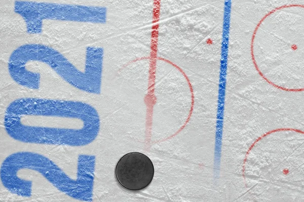 概念的なスポーツの氷の背景とホッケーアクセサリーの断片 — ストック写真