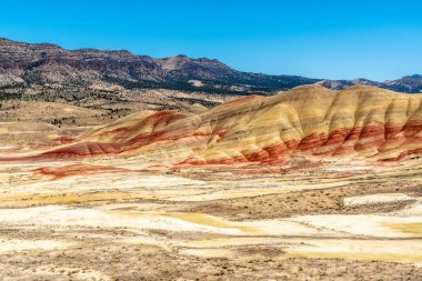 Painted Hills yaz manzarası.