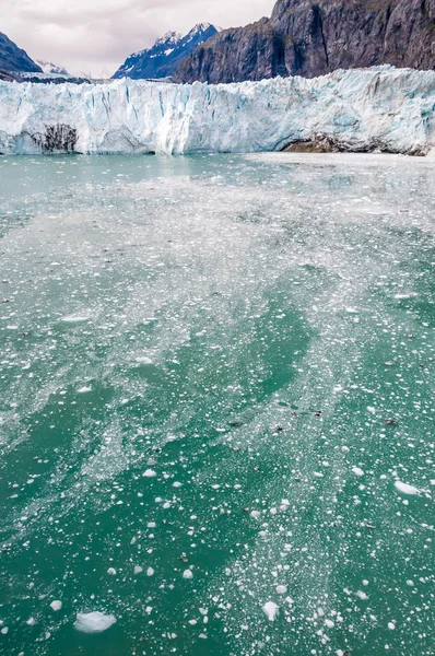 Pieces of glacial ice in the water — Stock Photo, Image