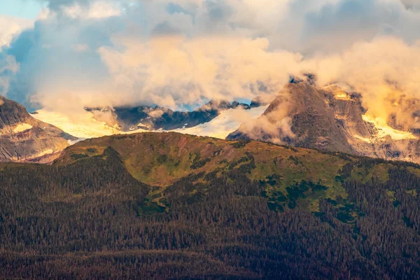 Nuvens no topo da montanha no Alasca — Fotografia de Stock