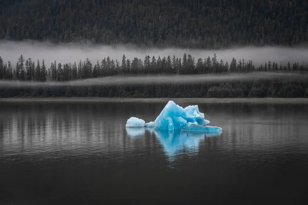 구름과 빙하 송아지의 실 로열티 프리 스톡 사진