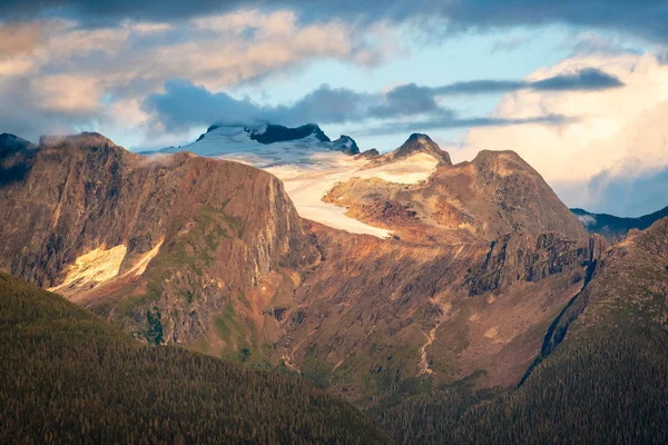 Daaiend licht in Coast Mountains Stockfoto