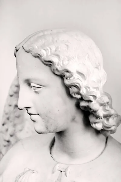 Statue Des Engels Der Katholischen Kirche Der Gottesmutter Der Königin — Stockfoto