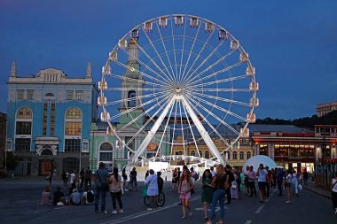 Kiev, Ukrayna - 4 Ağustos 2018: Akşam Podol Kontraktova Meydanı'nda Kiev tarihi bölümünde dönme dolap