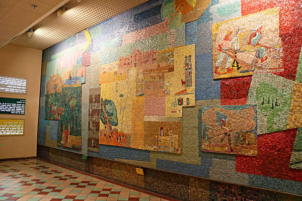 TEL AVIV, ISRAEL - 17 СЕНТЯБРЯ 2017 г.: Мозаичная стена, художник Нахум Гутман, торговый пассаж в Shalom Meir Tower
