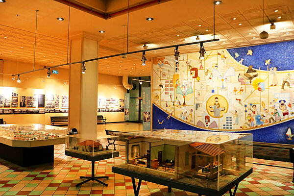 TEL AVIV, ISRAEL - 17 СЕНТЯБРЯ 2017 г.: Мозаичная стена, художник Нахум Гутман, торговый пассаж в Shalom Meir Tower
