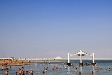 Ein Bokek, İsrail - 22 Eylül 2017: Tatilcilerin ve turistler Lut Ein Bokek, Dead Sea, İsrail içinde yıkayın