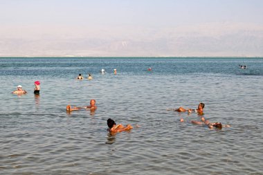 Ein Bokek, İsrail - 22 Eylül 2017: Tatilcilerin ve turistler Lut Ein Bokek, Dead Sea, İsrail içinde yıkayın