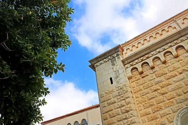 Muralla Iglesia José Follaje Árbol Cielo Azul Nazaret Israel —  Fotos de Stock